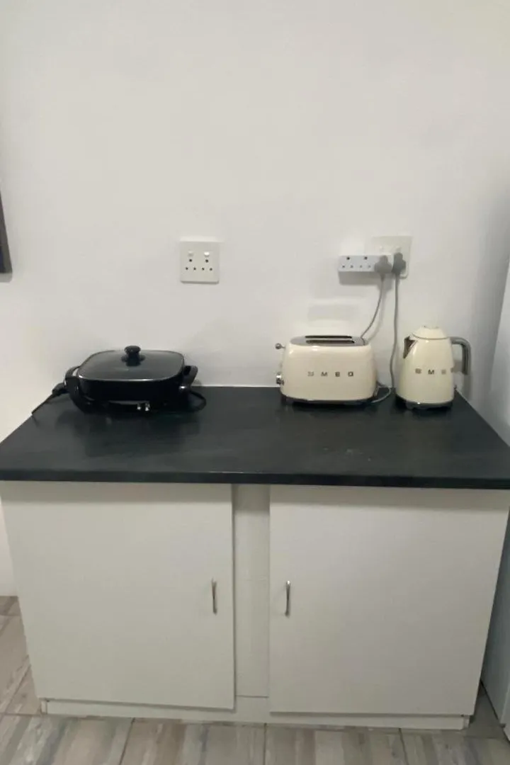 Modern Rooms Available Close To The Beach In Humewood Port Elizabeth